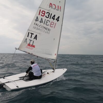 Vela, classe Ilca: Sassi conquista la prima regata 2025