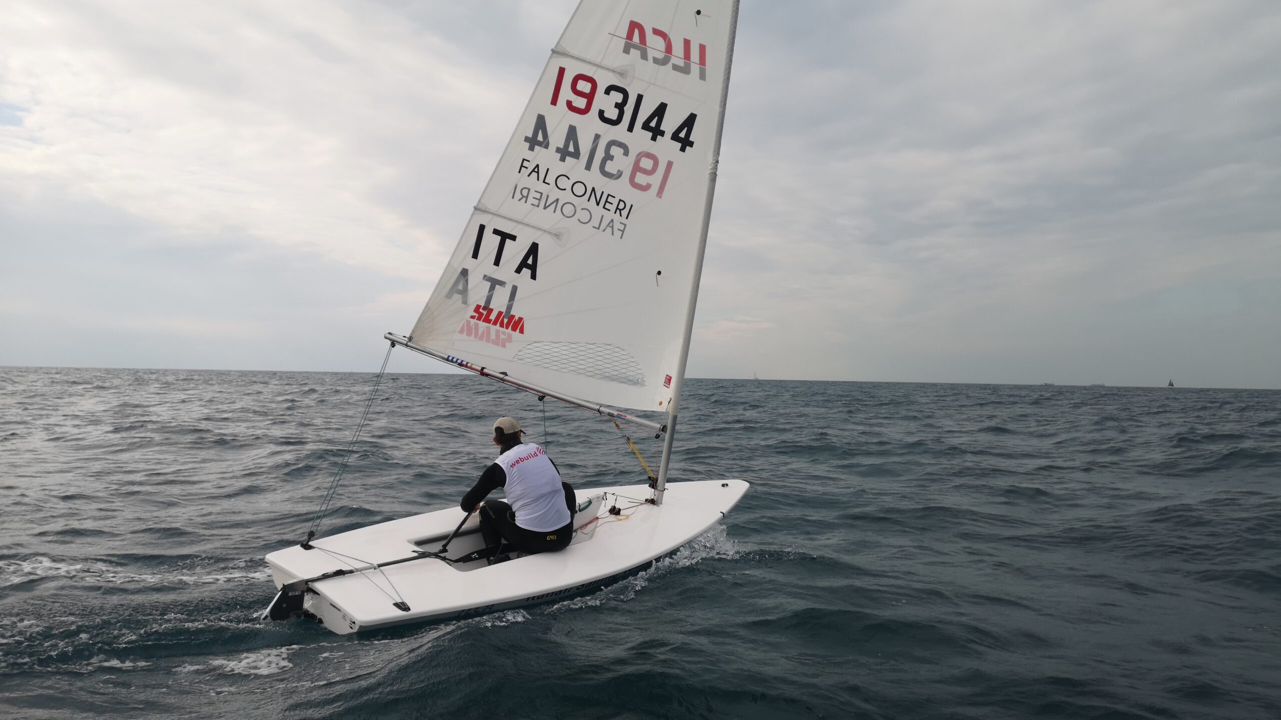 Vela, classe Ilca: Sassi conquista la prima regata 2025